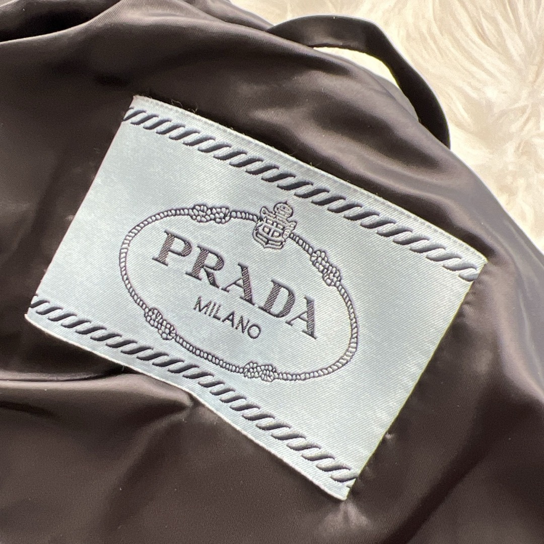 PRADA(プラダ)の美品　PRADA プラダ　パフ　ダウン　ジャケット　マトラッセ　フード　コート レディースのジャケット/アウター(ダウンジャケット)の商品写真