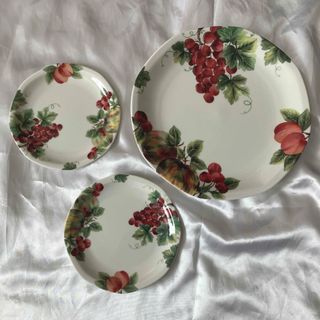 ロイヤルドルトン(Royal Doulton)のロイヤルドルトンROYAL DOLTON ビンテージグレープ　小皿2枚大皿1枚(食器)