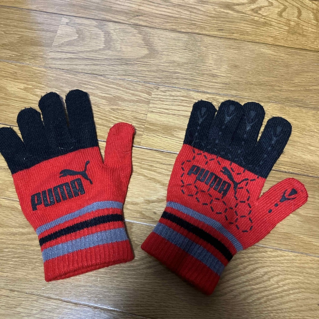 PUMA(プーマ)のくー様専用プーマ　手袋　黒and赤　サッカー　通学通勤 スポーツ/アウトドアのサッカー/フットサル(ウェア)の商品写真