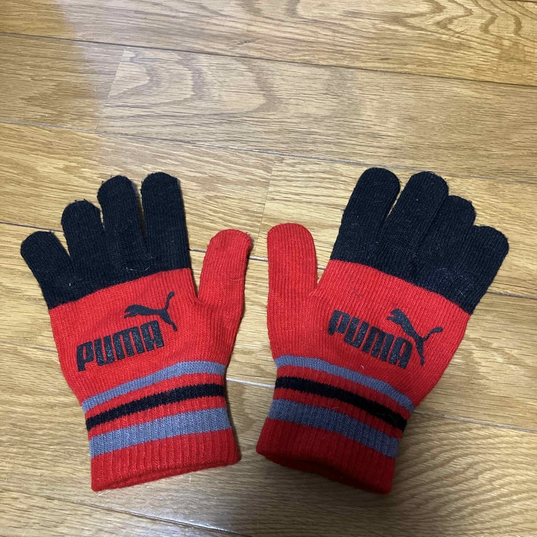 PUMA(プーマ)のくー様専用プーマ　手袋　黒and赤　サッカー　通学通勤 スポーツ/アウトドアのサッカー/フットサル(ウェア)の商品写真