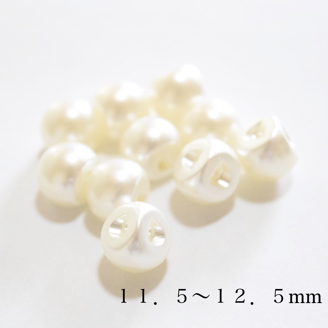 シンプルなパールのボタン 11.5~12.5mm 10個　オフホワイト ハンドメイドの素材/材料(各種パーツ)の商品写真