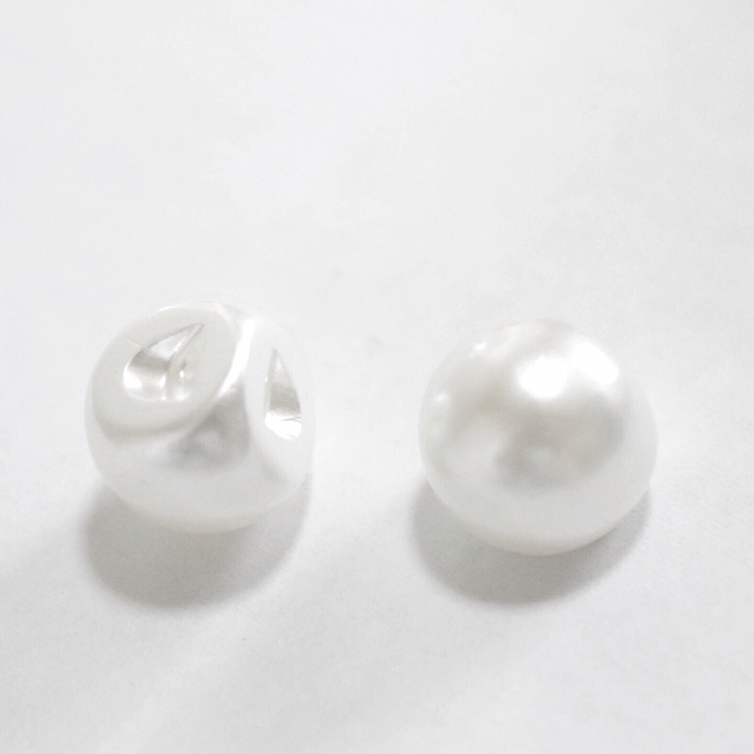 シンプルなパールのボタン 11.5~12.5mm 10個　ホワイト ハンドメイドの素材/材料(各種パーツ)の商品写真