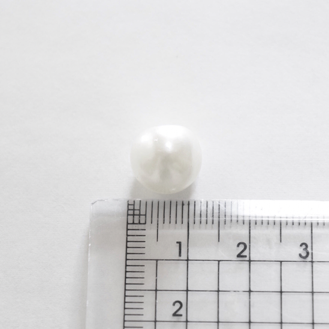 シンプルなパールのボタン 11.5~12.5mm 10個　ホワイト ハンドメイドの素材/材料(各種パーツ)の商品写真