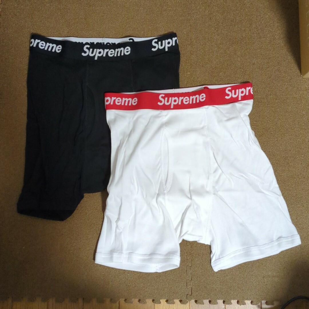 Supreme(シュプリーム)のSupreme Hanes ボクサーパンツ　白黒セット　Mサイズ　新品 メンズのアンダーウェア(ボクサーパンツ)の商品写真