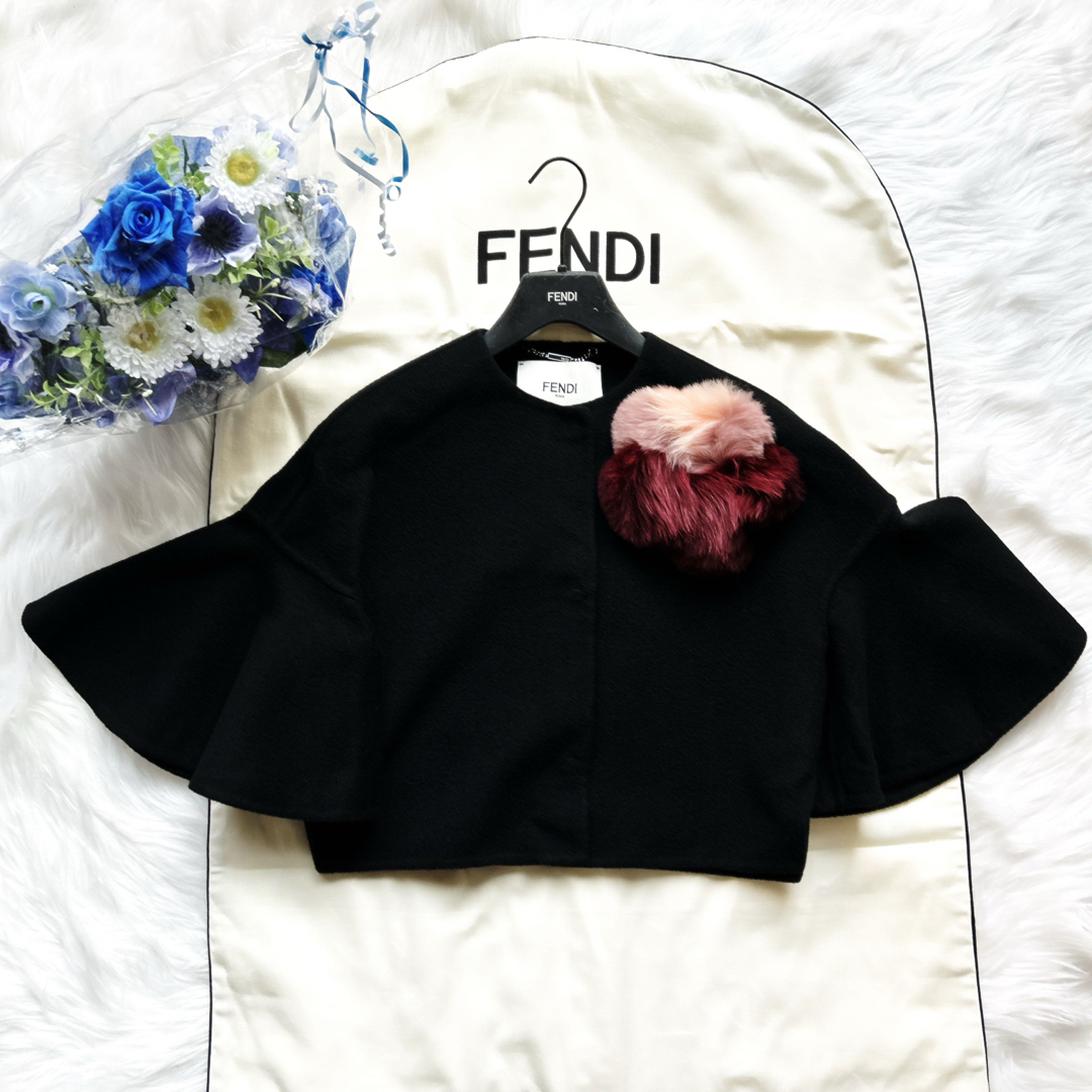 FENDI(フェンディ)の極美品　FENDIフェンディ　カシミヤ　ミンク　お花装飾　ボレロ　コート　ケープ レディースのジャケット/アウター(毛皮/ファーコート)の商品写真