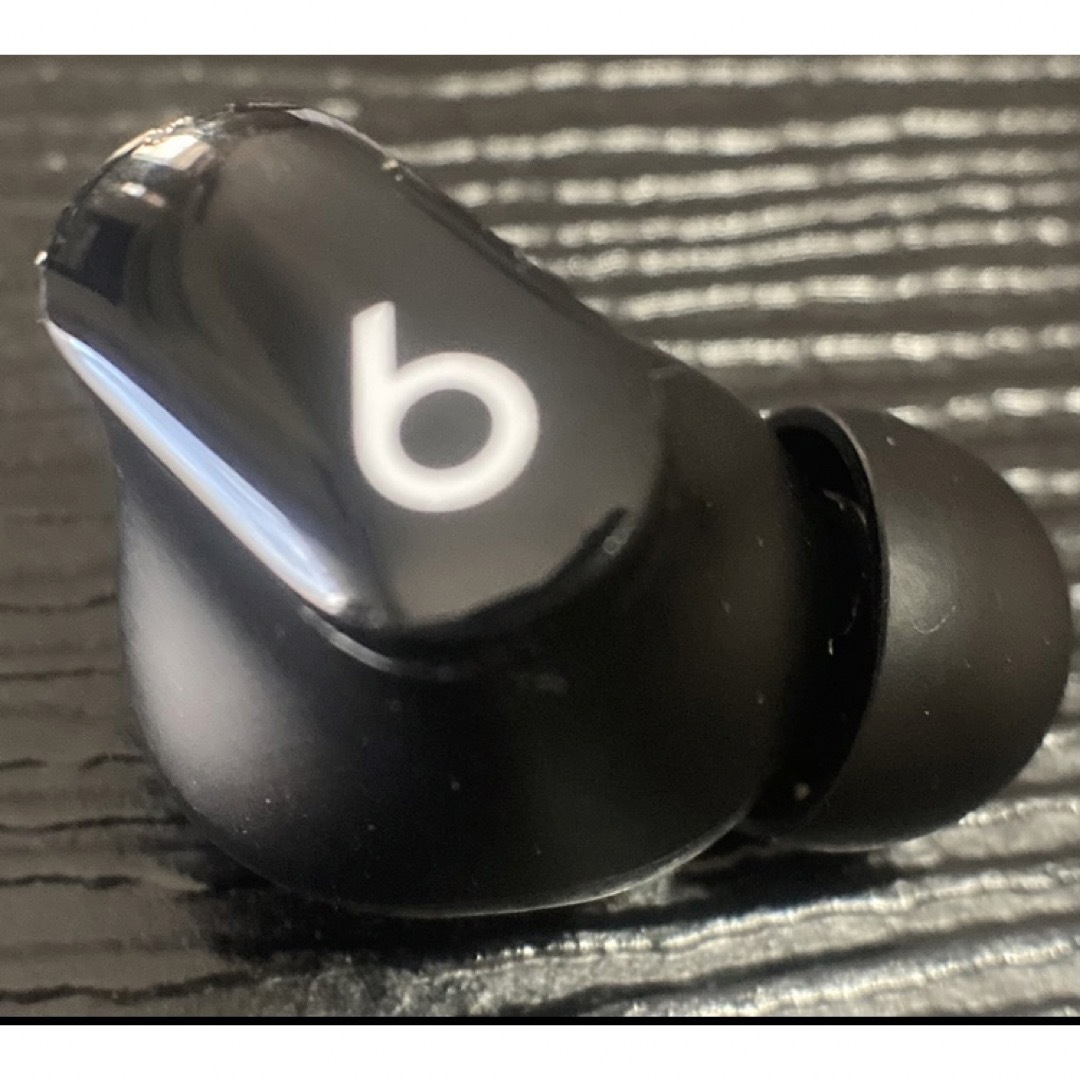 Beats by Dr Dre(ビーツバイドクタードレ)の美品　【ブラック】国内正規品　Beats Studio Buds【右イヤホン】 スマホ/家電/カメラのオーディオ機器(ヘッドフォン/イヤフォン)の商品写真