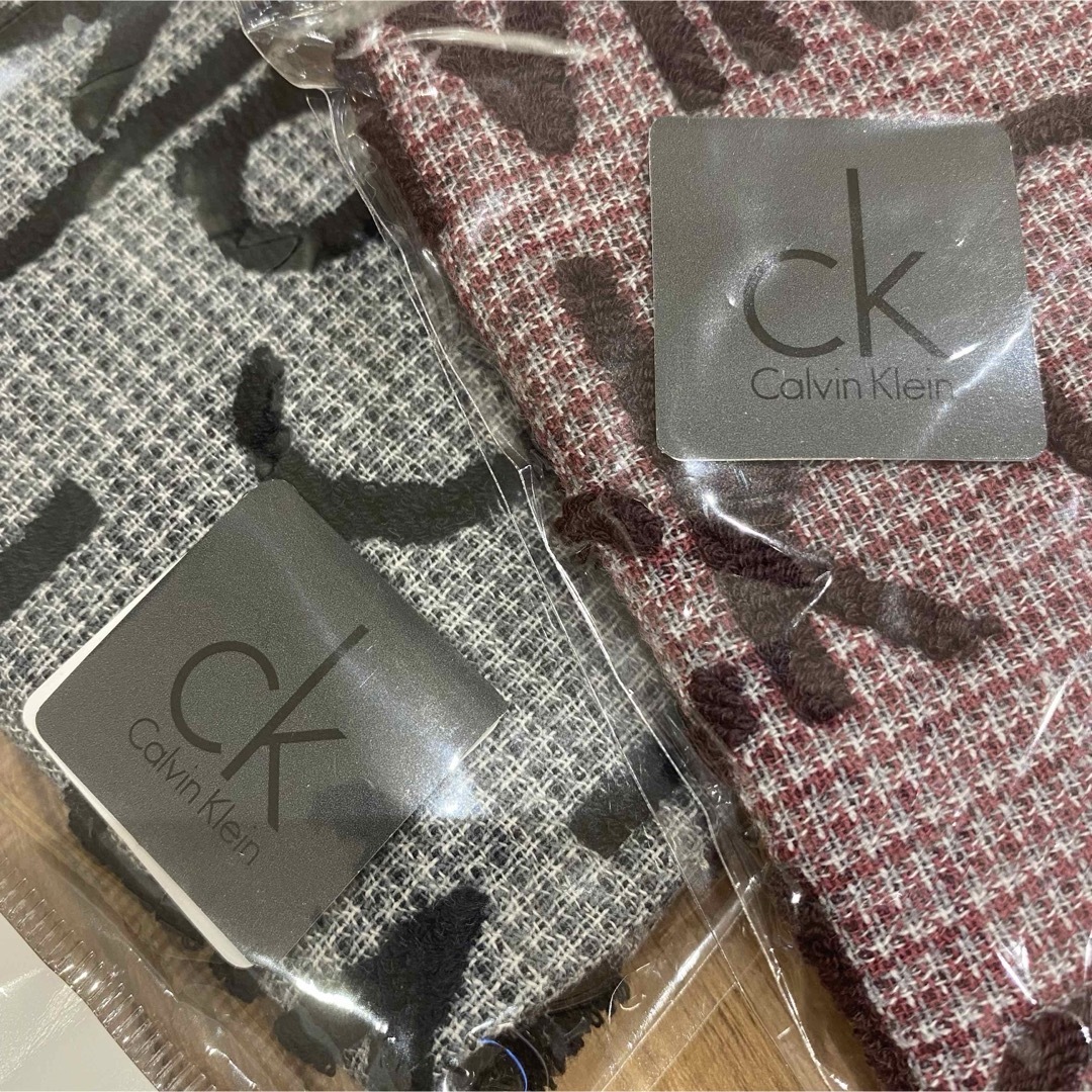 ck Calvin Klein(シーケーカルバンクライン)のカルバンクライン　タオルハンカチ　２枚　新品未使用 メンズのファッション小物(ハンカチ/ポケットチーフ)の商品写真