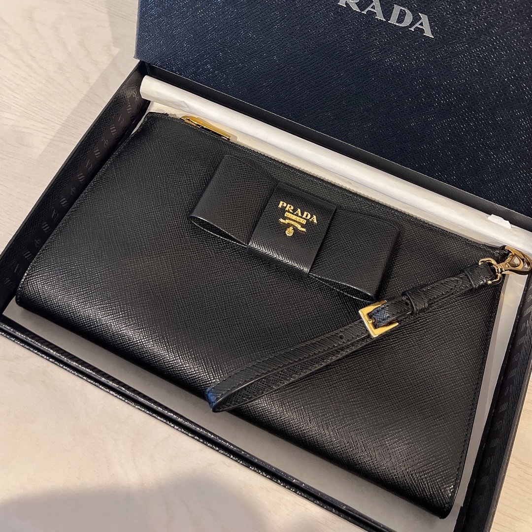 PRADA(プラダ)のPRADA プラダ　リボンクラッチバッグ レディースのバッグ(クラッチバッグ)の商品写真