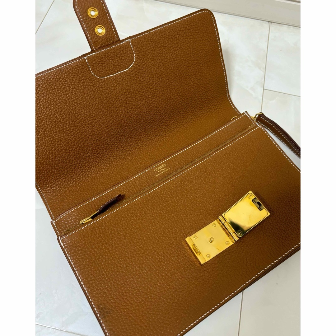 Hermes(エルメス)のHERMES エルメス ポシェットジェット クラッチ セカンドバッグ ゴールド メンズのバッグ(セカンドバッグ/クラッチバッグ)の商品写真