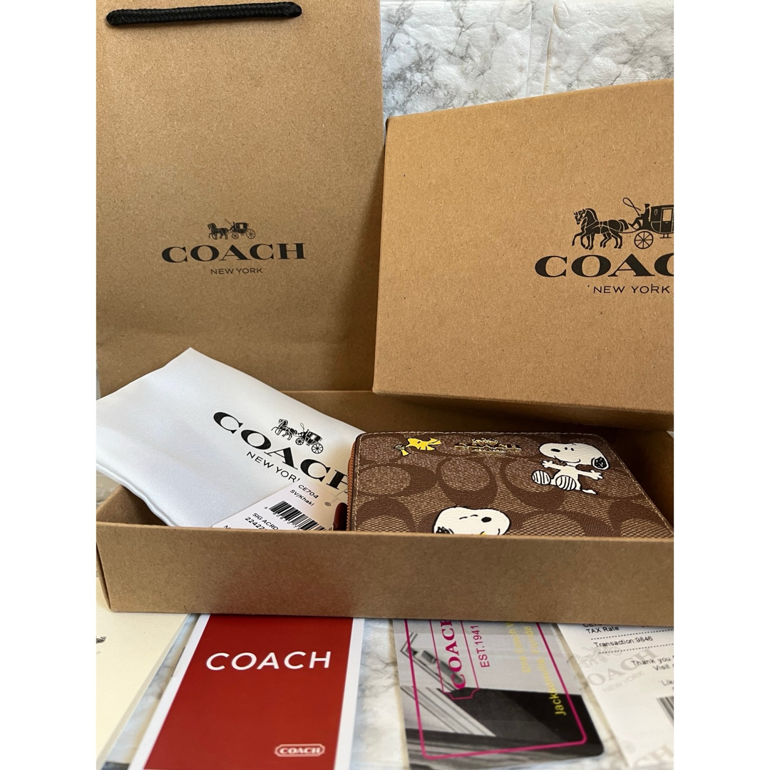 COACH(コーチ)のCOACH二つ折り財布　SNOOPY＆PEANUTSコラボ　ベージュ×ブラウン レディースのファッション小物(財布)の商品写真