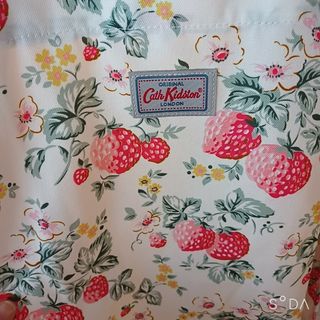 キャスキッドソン(Cath Kidston)のキャスキッドソン　エプロン　新品　🍓柄(その他)