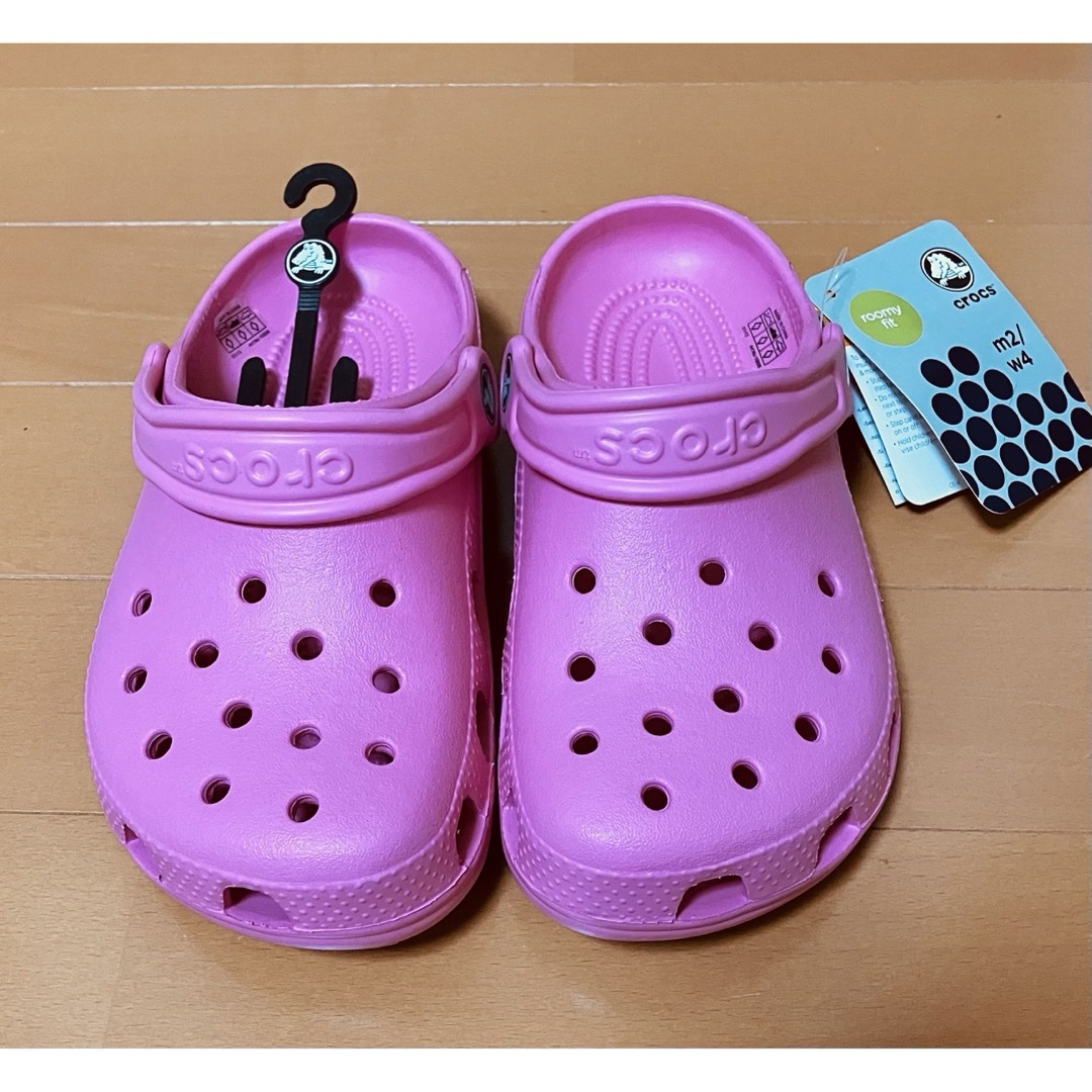 crocs(クロックス)のクロックス crocs【キッズ サンダル】Classic Clog K キッズ/ベビー/マタニティのキッズ靴/シューズ(15cm~)(サンダル)の商品写真