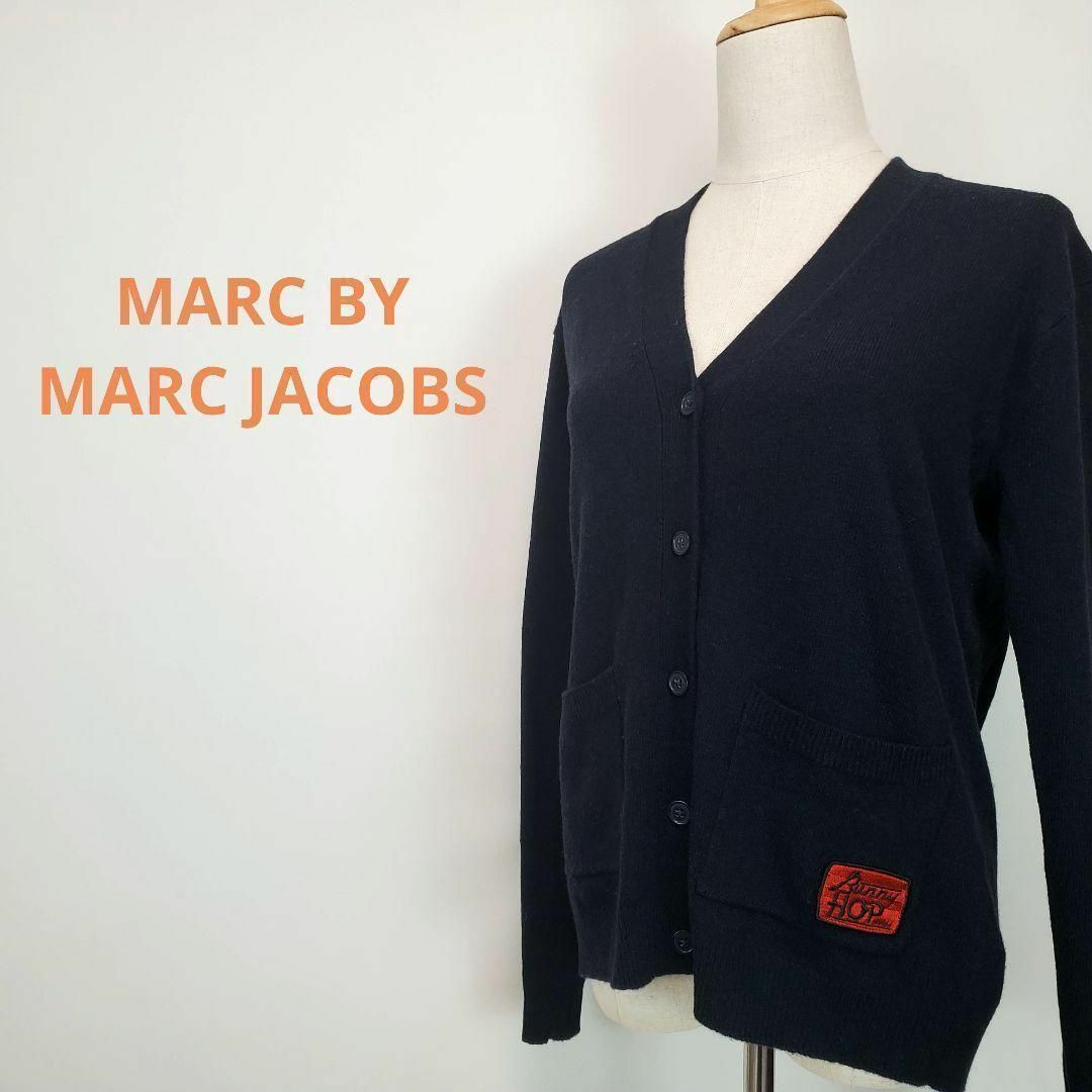 MARC BY MARC JACOBS(マークバイマークジェイコブス)のマークバイマークジェイコブス長袖ウールカーディガンロゴワッペン レディースのトップス(カーディガン)の商品写真