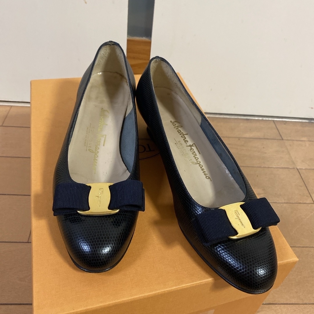 Salvatore Ferragamo(サルヴァトーレフェラガモ)のフェラガモ　ヴァラ　リボンパンプス レディースの靴/シューズ(ハイヒール/パンプス)の商品写真