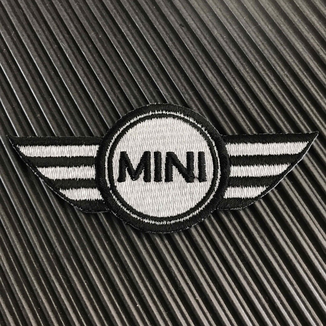 ミニ(ミニ)のBMW MINI エンブレムワッペン グレー×黒 ミニ ローバー クーパー -3 自動車/バイクの自動車(車内アクセサリ)の商品写真