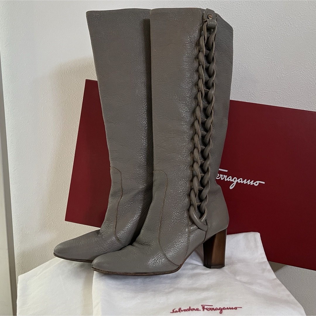 Salvatore Ferragamo(サルヴァトーレフェラガモ)のサルヴァトーレフェラガモ　グレー　レザー　ロングブーツ　6 23 レディースの靴/シューズ(ブーツ)の商品写真