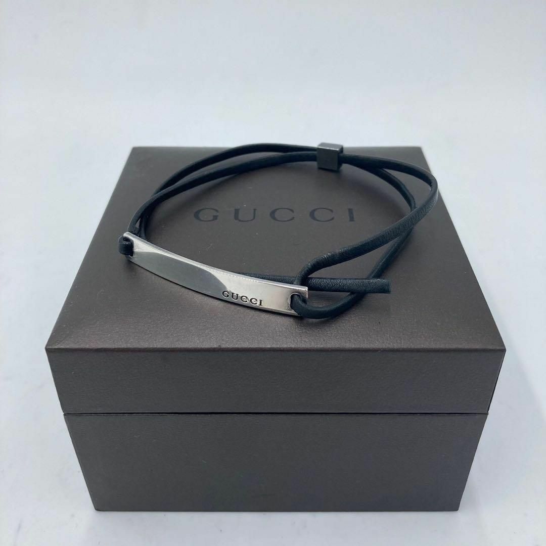 Gucci(グッチ)のグッチ プレート レザーブレスレット イタリア製 シルバー925 メンズ メンズのアクセサリー(ブレスレット)の商品写真