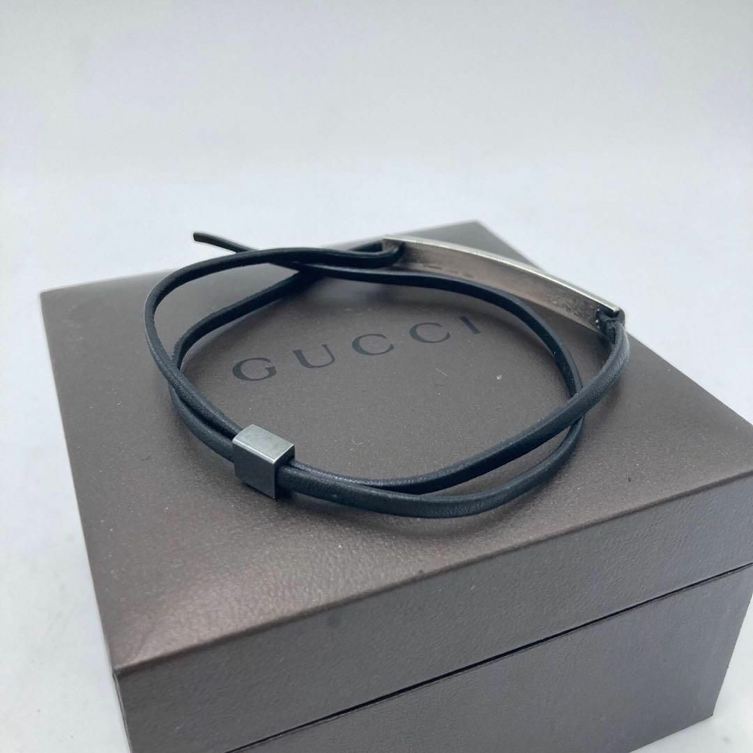 Gucci(グッチ)のグッチ プレート レザーブレスレット イタリア製 シルバー925 メンズ メンズのアクセサリー(ブレスレット)の商品写真