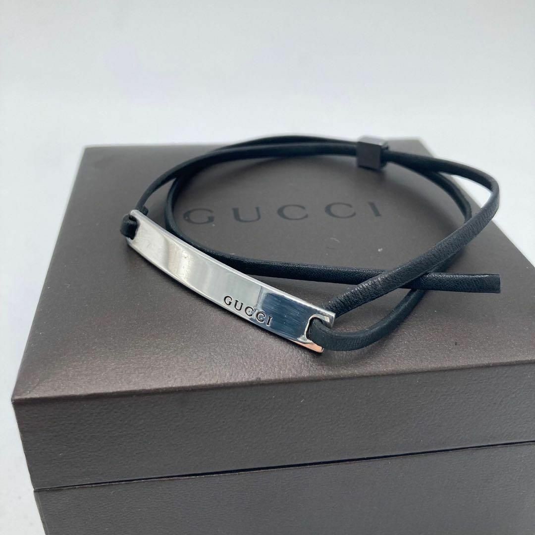 Gucci(グッチ)のグッチ プレート レザーブレスレット イタリア製 シルバー925 メンズ メンズのアクセサリー(ブレスレット)の商品写真