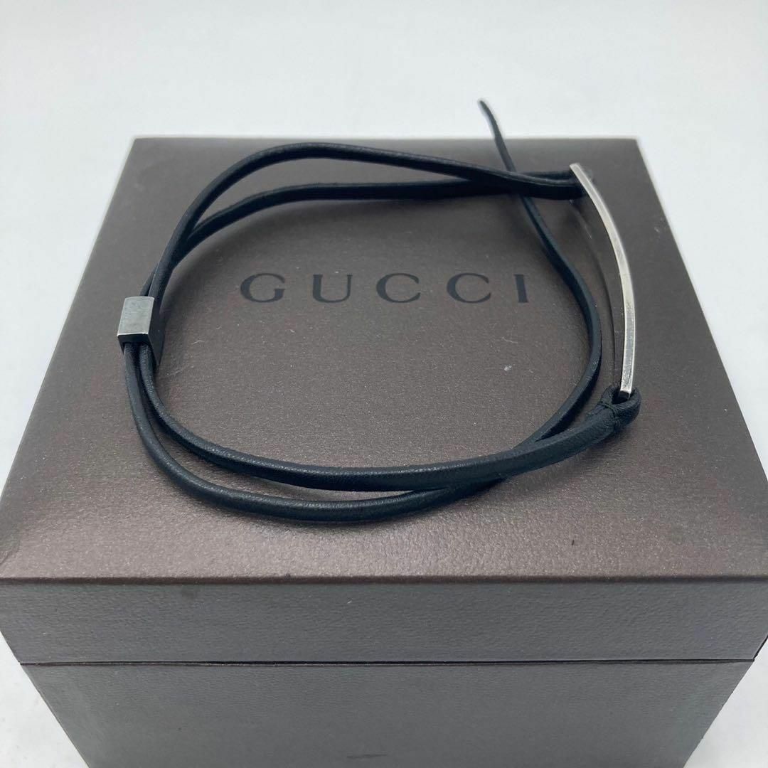 Gucci(グッチ)のグッチ プレート レザーブレスレット イタリア製 シルバー925 メンズ メンズのアクセサリー(ブレスレット)の商品写真