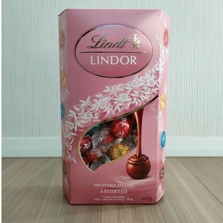 リンツ(Lindt)のリンツリンドールチョコレート ピンク 1箱(菓子/デザート)