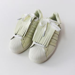 アディダス(adidas)の美品 アディダス adidas タッセル スニーカー 22.5/オフホワイト 靴【2400013663014】(スニーカー)