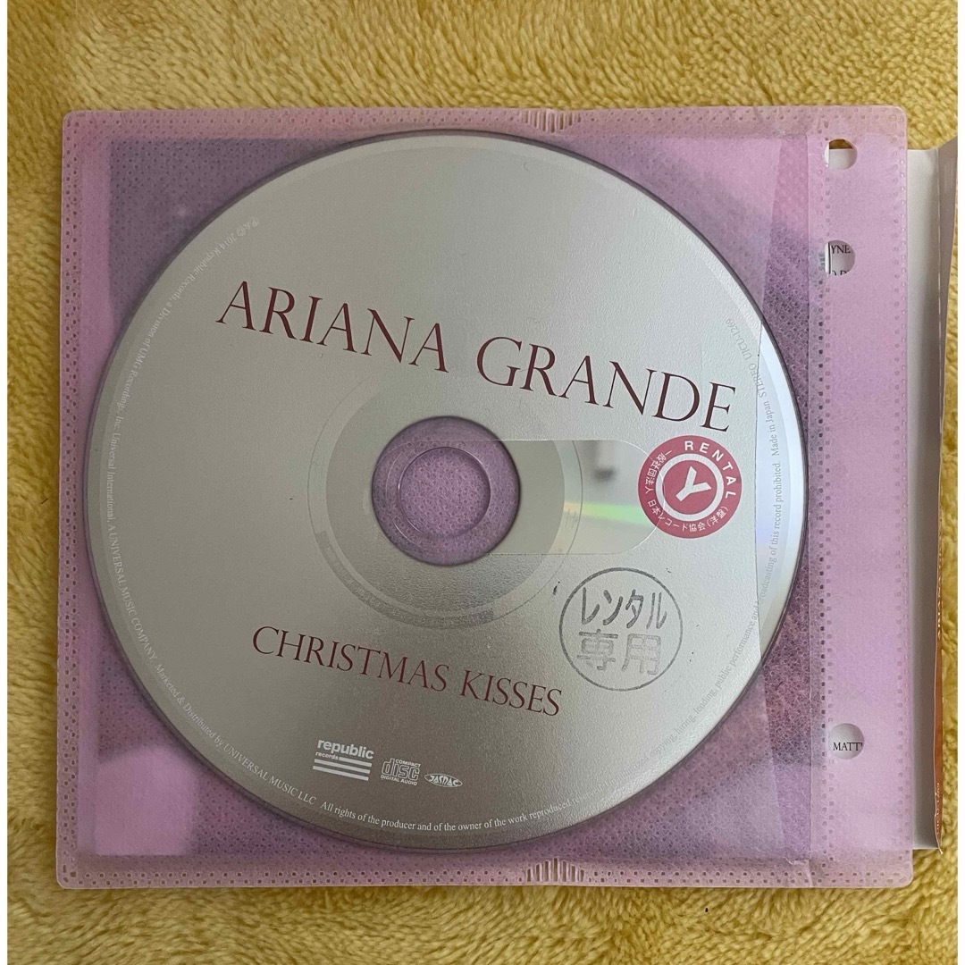 ARIANAGRANDE『CHRISTMAS KISSES(限定盤)』 エンタメ/ホビーのCD(ポップス/ロック(洋楽))の商品写真