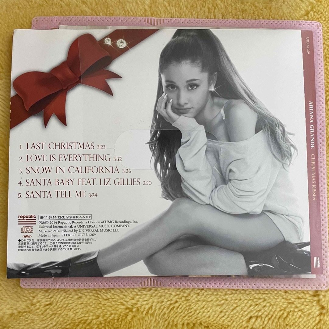 ARIANAGRANDE『CHRISTMAS KISSES(限定盤)』 エンタメ/ホビーのCD(ポップス/ロック(洋楽))の商品写真