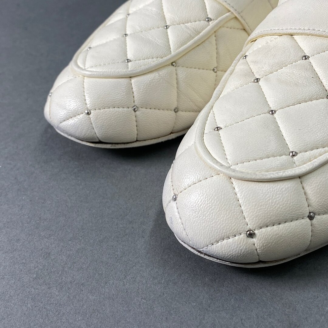 CHANEL(シャネル)の2L26 CHANEL シャネル ココマーク マトラッセ ローファー 37 1/2C ホワイト ラムスキン シューズ スタッズ フラットシューズ レディースの靴/シューズ(ローファー/革靴)の商品写真