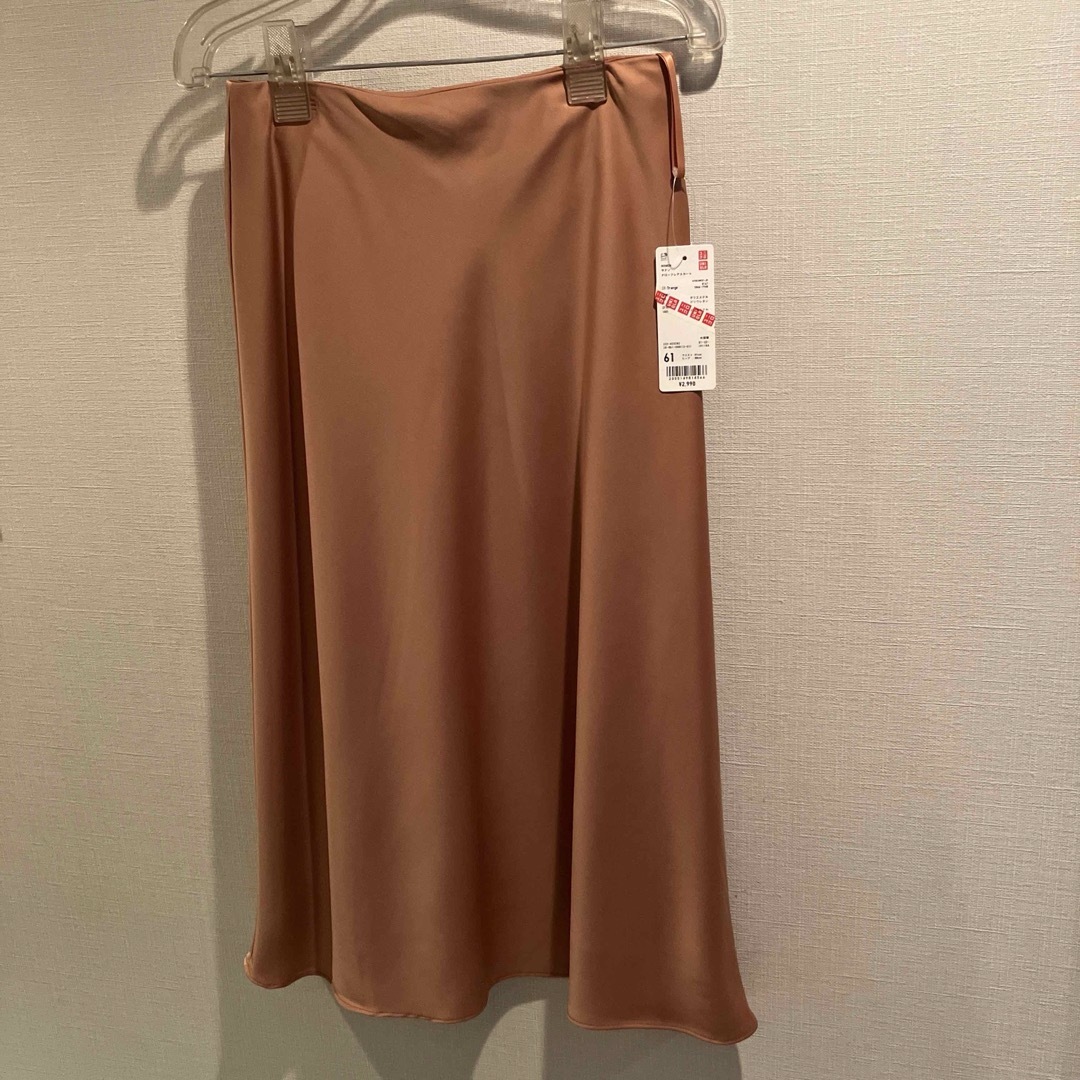 ユニクロ　サテンナロースカート　オレンジ　61 レディースのスカート(ひざ丈スカート)の商品写真