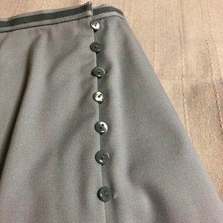 ロイスクレヨン(Lois CRAYON)のロイスクレヨン サイド ループボタン スカート [未使用](ひざ丈スカート)