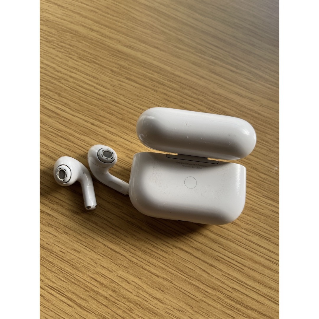 Apple(アップル)のAirPods Pro（第1世代）ワイヤレスイヤホン　正規品 スマホ/家電/カメラのオーディオ機器(ヘッドフォン/イヤフォン)の商品写真