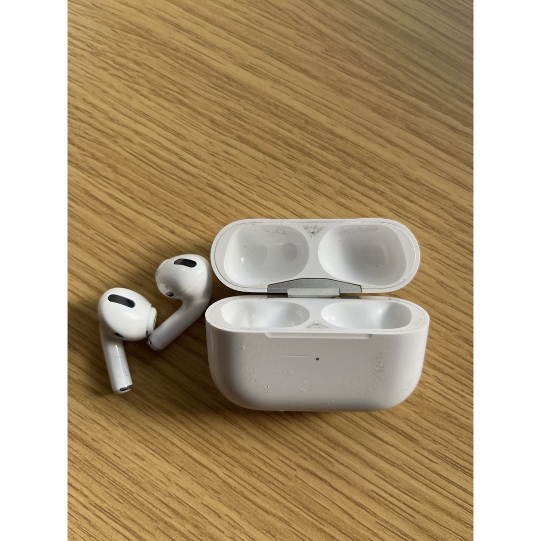 Apple(アップル)のAirPods Pro（第1世代）ワイヤレスイヤホン　正規品 スマホ/家電/カメラのオーディオ機器(ヘッドフォン/イヤフォン)の商品写真