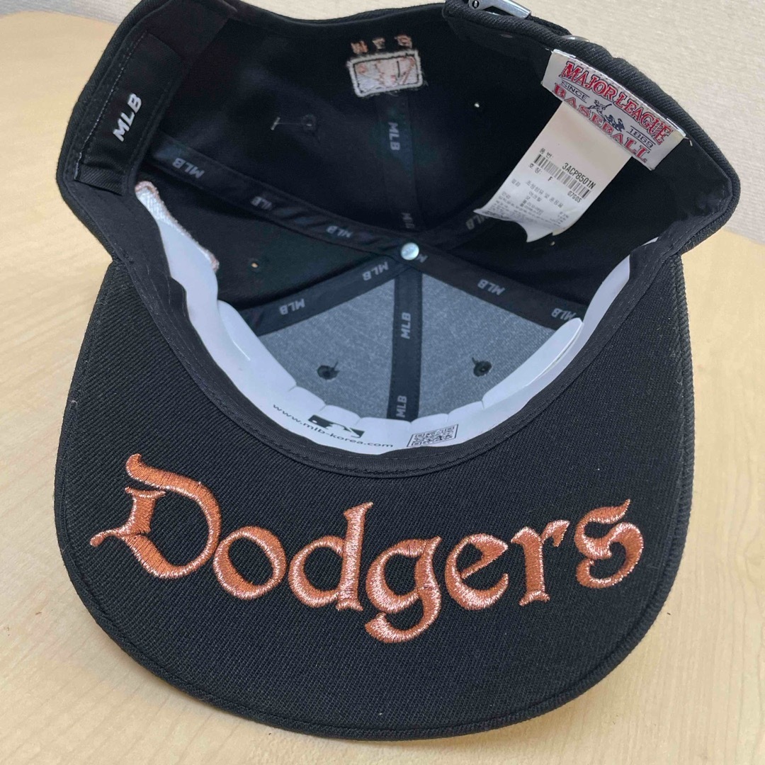 MLB(メジャーリーグベースボール)のMLB New L.ADodgers Capブラック/ピンクゴールド刺繍 メンズの帽子(キャップ)の商品写真