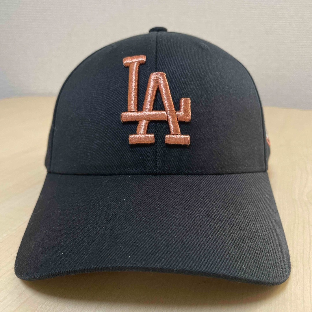 MLB(メジャーリーグベースボール)のMLB New L.ADodgers Capブラック/ピンクゴールド刺繍 メンズの帽子(キャップ)の商品写真
