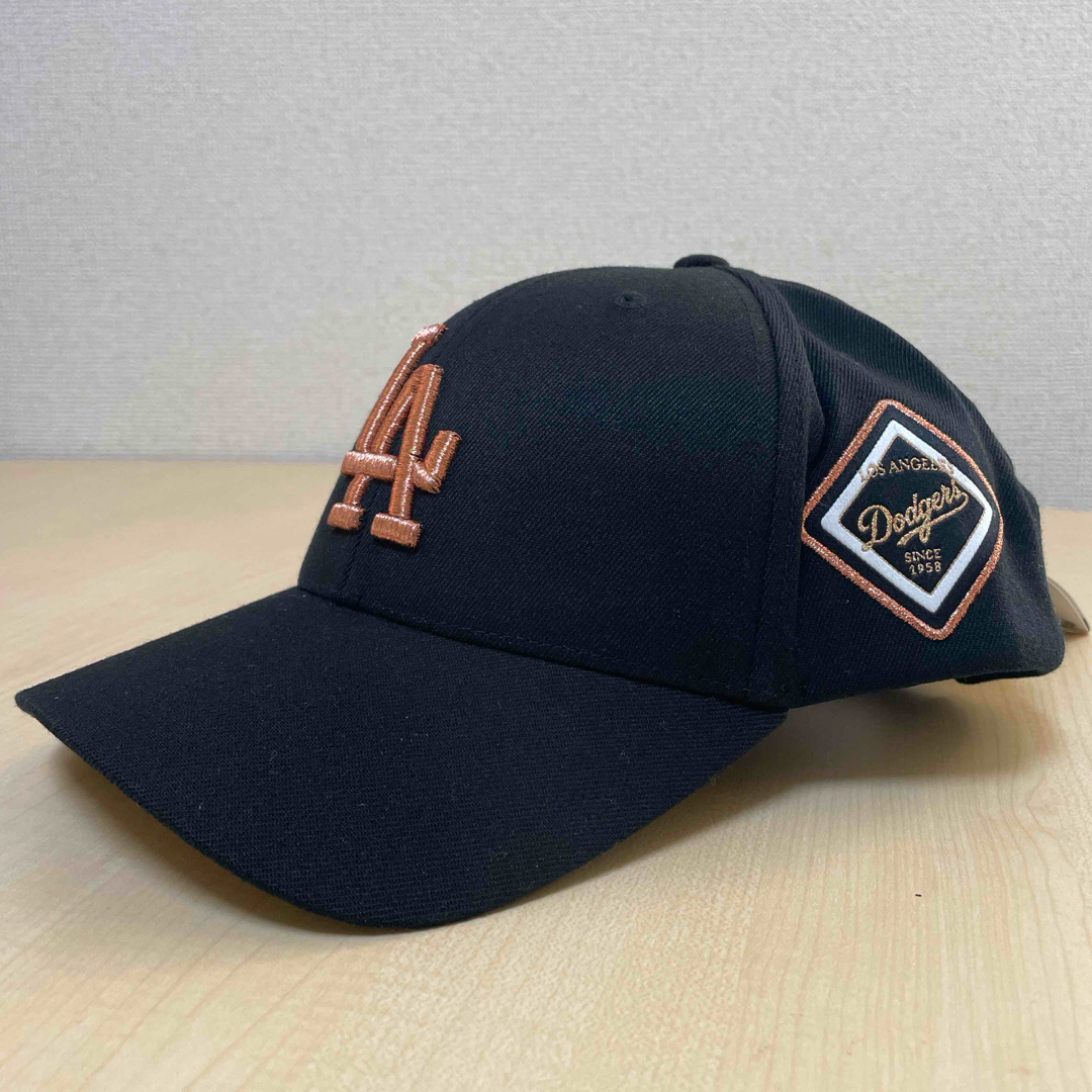 MLB(メジャーリーグベースボール)のMLB New L.ADodgers Capブラック/ピンクゴールド刺繍 メンズの帽子(キャップ)の商品写真