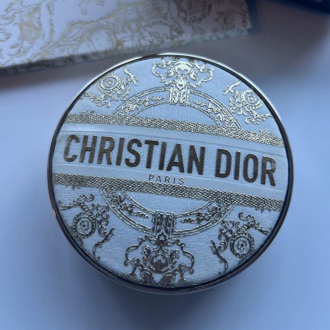 Dior(ディオール)のDior ディオール 2023クリスマス限定 ファンデーションケース コスメ/美容のメイク道具/ケアグッズ(ボトル・ケース・携帯小物)の商品写真