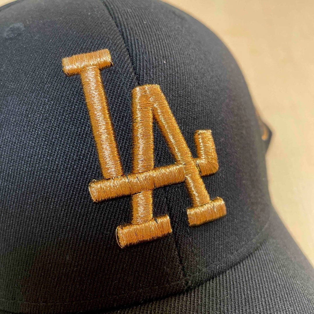 MLB(メジャーリーグベースボール)の最終値❗️今期モデルMLB New L.ADodgers ブラック/ゴールド刺繍 メンズの帽子(キャップ)の商品写真