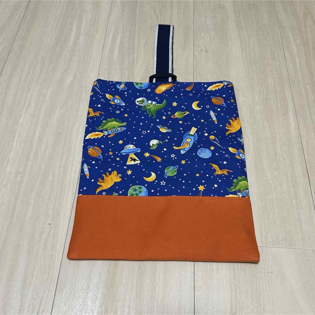 ハンドメイド⭐︎ シューズ入れ⭐︎宇宙恐竜プリント⭐︎28×22cm⭐︎上履き袋 ハンドメイドのキッズ/ベビー(外出用品)の商品写真