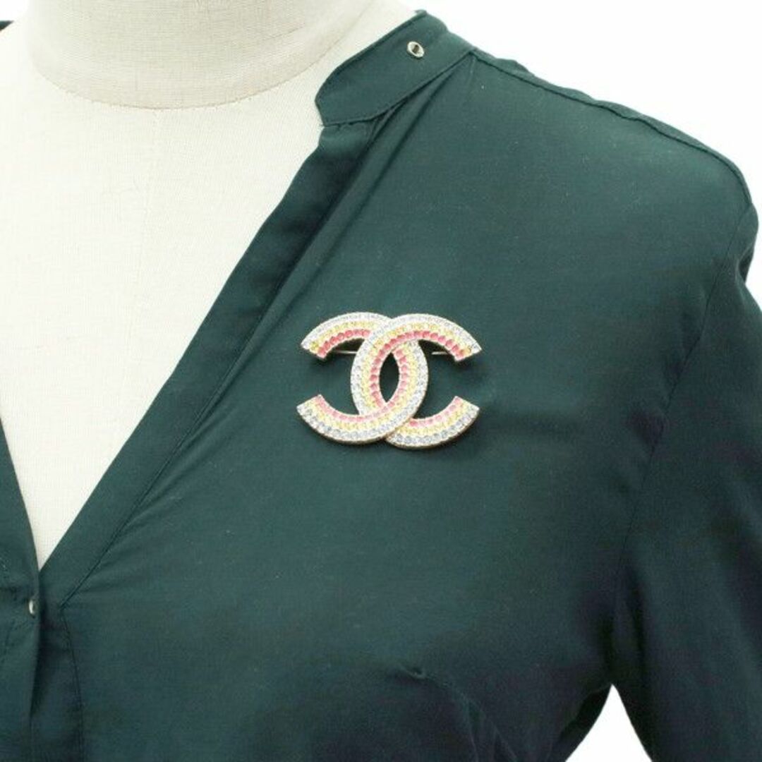 CHANEL(シャネル)のシャネル ブローチ CCマーク シャンパンゴールド トリコロールカラー 3色 CCロゴ ピンブローチ アクセサリー 新品 4185 レディースのアクセサリー(ブローチ/コサージュ)の商品写真