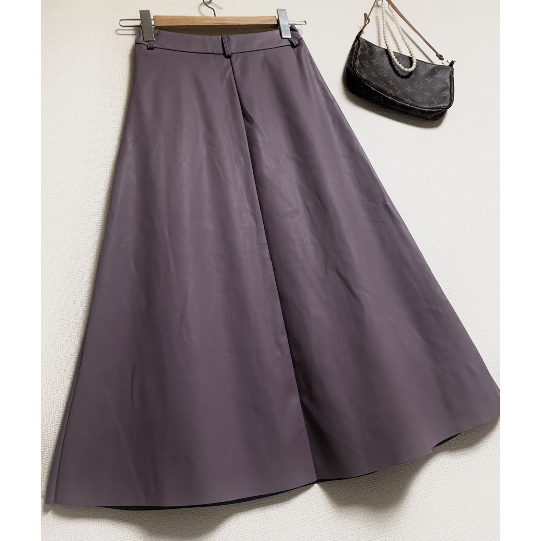GU(ジーユー)のGU ジーユー レザー 合皮 フレア ロング スカート レディースのスカート(ロングスカート)の商品写真