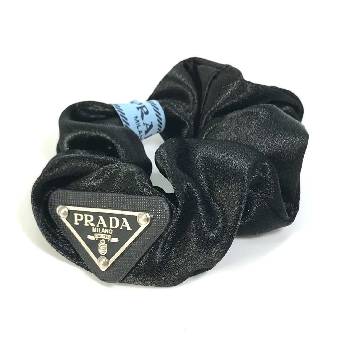 PRADA(プラダ)のプラダ PRADA 三角ロゴ プレート トライアングルロゴ ヘアゴム ヘアアクセサリー シュシュ ナイロン ブラック 新品同様 レディースのヘアアクセサリー(ヘアゴム/シュシュ)の商品写真