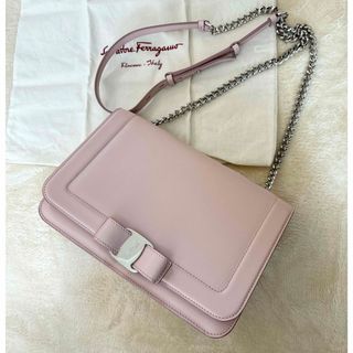 サルヴァトーレフェラガモ(Salvatore Ferragamo)のフェラガモ ♡ヴァラチェーンショルダーバッグ(ショルダーバッグ)