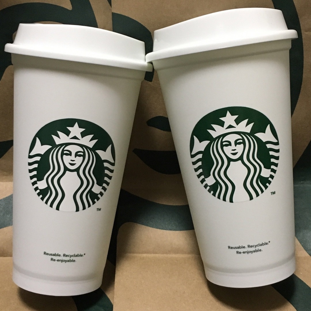 Starbucks Coffee(スターバックスコーヒー)のスタバ　リユ－ザブルカップ473ml ホワイト　白　ロゴ　スターバックス インテリア/住まい/日用品のキッチン/食器(容器)の商品写真