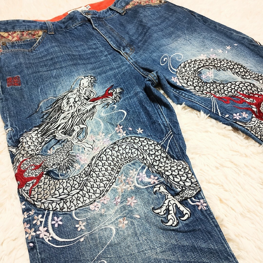 絡繰魂(カラクリタマシイ)の【ど迫力！！】　絡繰魂　デニムパンツ　刺繍　龍　桜　和柄　38　大きいサイズ メンズのパンツ(デニム/ジーンズ)の商品写真