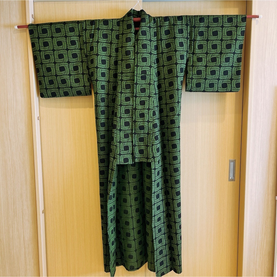 【美品】ウール着物　黒地に緑のレトロな柄普段着物