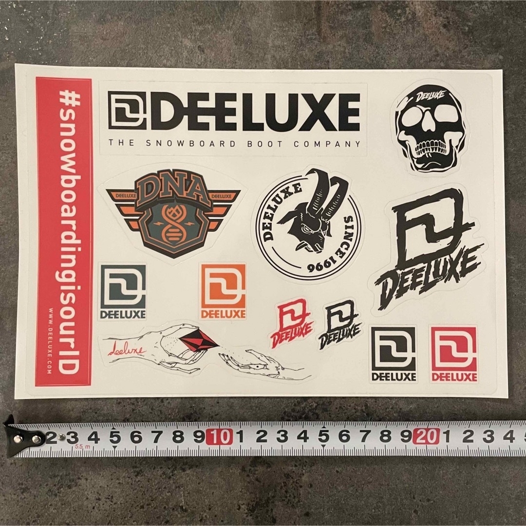DEELUXE(ディーラックス)のDEELUXE ステッカーセット スポーツ/アウトドアのスノーボード(アクセサリー)の商品写真