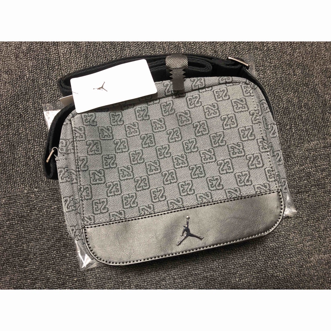 Jordan Brand（NIKE） - 【新品】JORDAN MONOGRAM MINI MESSENGER BAG