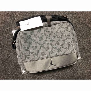 ジョーダン(Jordan Brand（NIKE）)の【新品】JORDAN MONOGRAM MINI MESSENGER BAG(メッセンジャーバッグ)