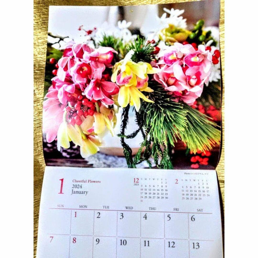 AVON(エイボン)の１冊　2024年お花のカレンダー 壁掛け　ポケット付　FMGミッション　エイボン インテリア/住まい/日用品の文房具(カレンダー/スケジュール)の商品写真